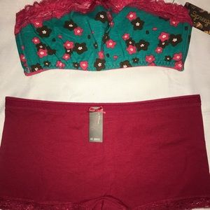 Bandeau bra and booty shorts ❤️